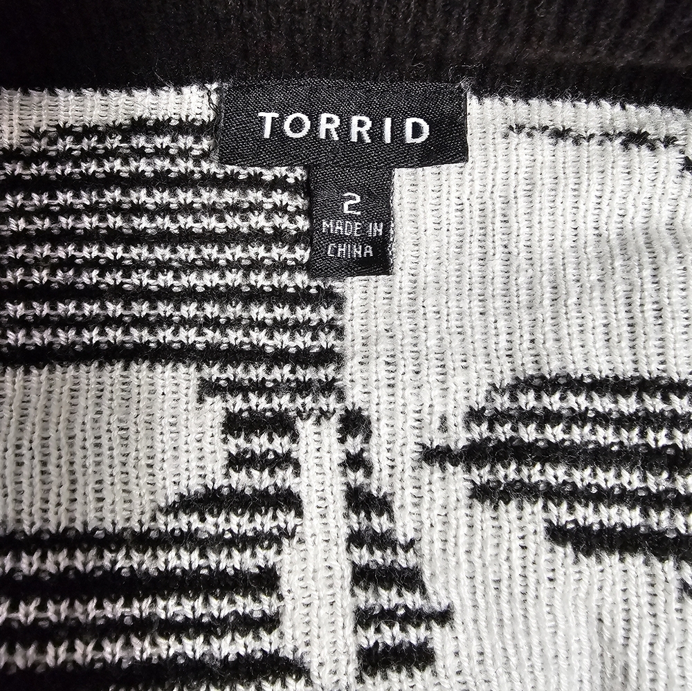 Torrid Black & White Skull Print Cardigan. - Picture 5 of 8